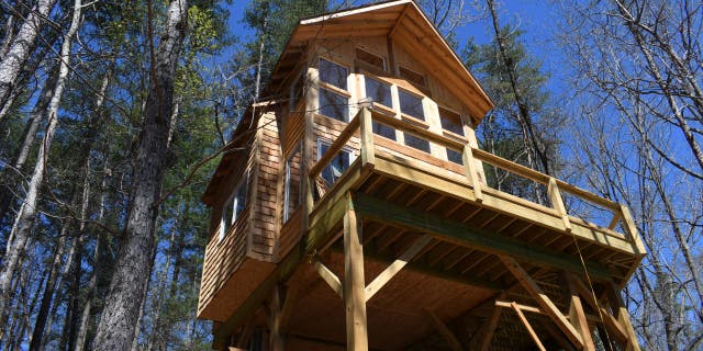 At Stay Dahlonega Treehouse Daybreak, you’ll be greeted each morning with soul-restoring mountain panoramas.