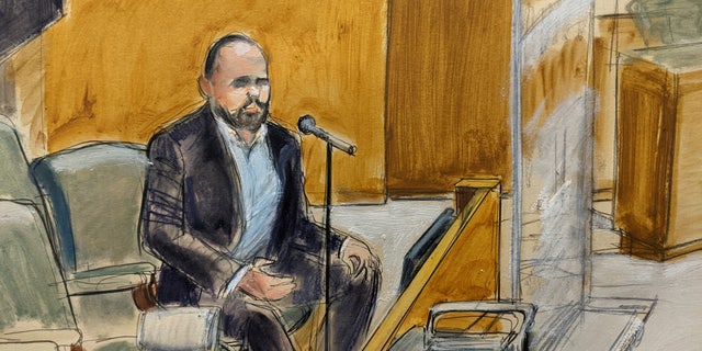 In this courtroom artist's sketch, former R. Kelly employee Tom Arnold testifies at the R&B star's trial in New York, Thursday, Aug. 19, 2021.