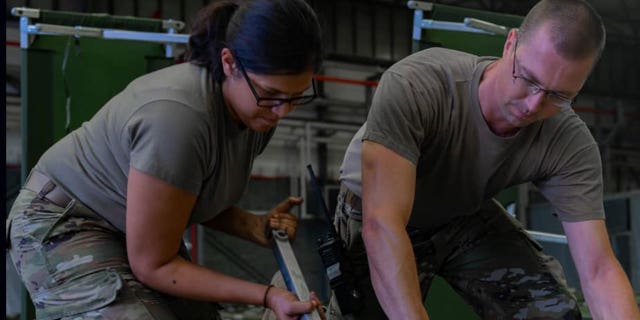 US-Militärangehörige und Freiwillige bereiten sich darauf vor, den Luftwaffenstützpunkt Rammstein in Deutschland zu verlassen.  (Foto von Fliegerhorst Rammstein)