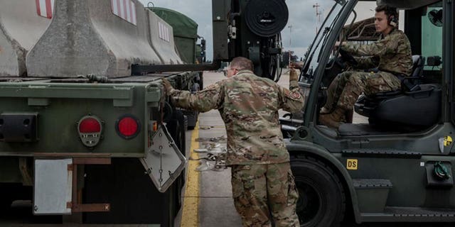 US-Armee und Freiwillige bereiten sich auf die Ankunft der Evakuierten auf dem Luftwaffenstützpunkt Ramstein in Deutschland vor.  (Foto mit freundlicher Genehmigung des Luftwaffenstützpunkts Ramstein)
