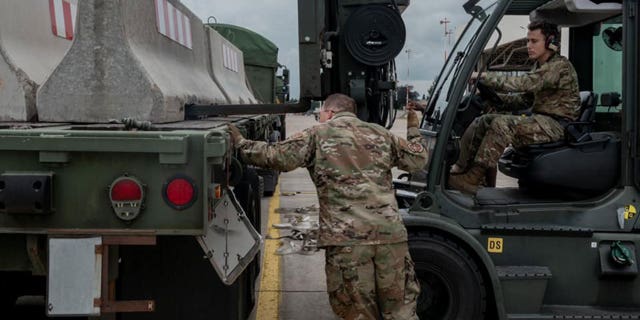 US-Militärangehörige und Freiwillige bereiten sich darauf vor, den Luftwaffenstützpunkt Rammstein in Deutschland zu verlassen.  (Foto von Fliegerhorst Rammstein)