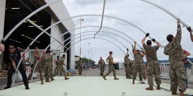 US-Armee und Freiwillige bereiten sich auf die Ankunft der Evakuierten auf dem Luftwaffenstützpunkt Ramstein in Deutschland vor.  (Foto mit freundlicher Genehmigung des Luftwaffenstützpunkts Ramstein)