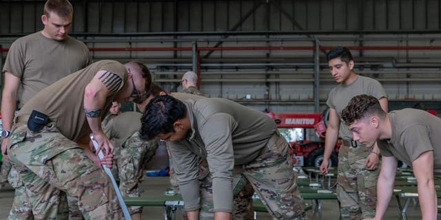 US-Militärangehörige und Freiwillige bereiten sich darauf vor, den Luftwaffenstützpunkt Rammstein in Deutschland zu verlassen.  (Foto von Fliegerhorst Rammstein)
