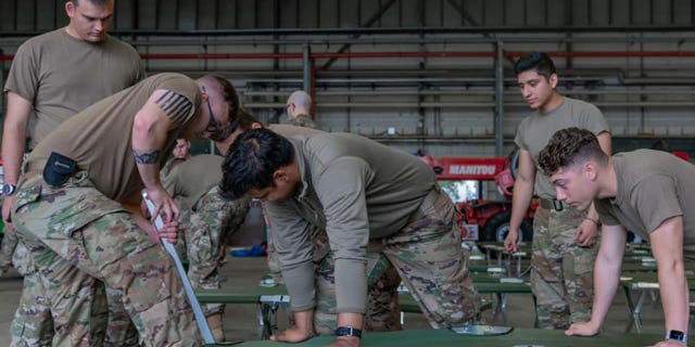 US-Militärangehörige und Freiwillige organisieren die Evakuierung auf dem Luftwaffenstützpunkt Rammstein in Deutschland.  (Foto von Fliegerhorst Rammstein)