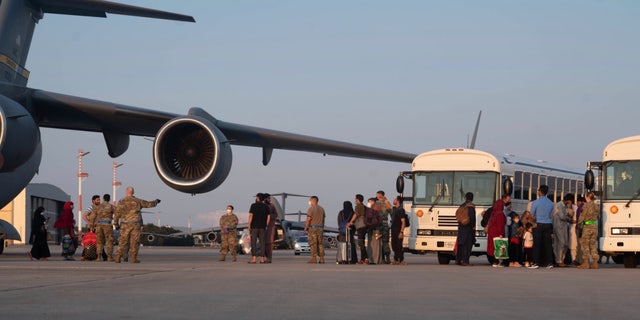 Afghánští evakuovaní přijíždějí do Německa.  (Ministerstvo obrany)