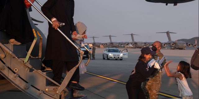 Des évacués afghans arrivent à la base aérienne de Ramstein en Allemagne (Département de la Défense)