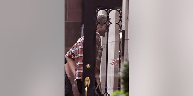 El par, who were linked in October 2018, and split just before the COVID lockdown, reportedly got back together in May this year. The pair are spotted for the first time since then heading into an apartment building together in New York City on Monday. Jennifer Garner is in town while her ex-husband, Ben Affleck, is back in LA celebrating his birthday with their three kids and his reignited flame, Jennifer López.