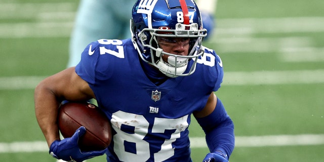 Sterling Shepard #87 de los New York Giants anota en un touchdown de 23 yardas contra los Dallas Cowboys durante el primer cuarto en el MetLife Stadium el 3 de enero de 2021 en East Rutherford, New Jersey.