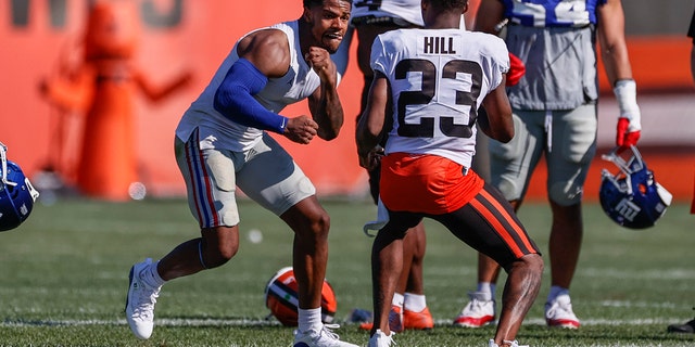 Cleveland Browns cornerback Troy Hill (23) and New York Giants wide receiver Sterling Shepard (3) get into a fight during a joint NFL football training camp practice Friday, Ago. 20, 2021, in Berea, Ohio. (AP Photo / Ron Schwane)