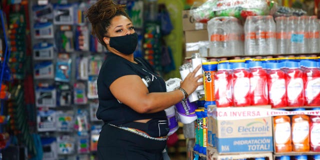 El miércoles 18 de agosto de 2021, un turista compra suministros de emergencia antes de que el huracán Grace llegue al estado de Toulom, Quintana, México. 