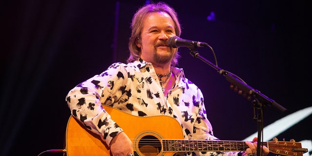 Travis Tritt performed at Game 6 of the NL Championship Series.