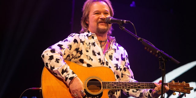 Travis Tritt performed at Game 6 of the NL Championship Series.