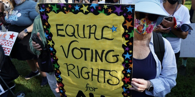 Voting rights activists participate in a pre-march rally during a March On For Voting Rights event at McPherson Square Aug. 28, 2021, ワシントンで, D.C.