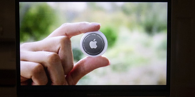 An Apple AirTag device during the Spring Loaded virtual product launch in Tiskilwa, Illinois, NOI., martedì, aprile 20, 2021. 
