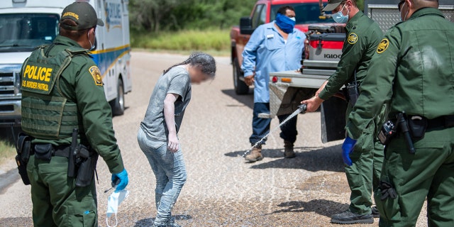 Hebbronville firefighters and EMS helped to decontaminate the individuals, hanno detto i funzionari.
