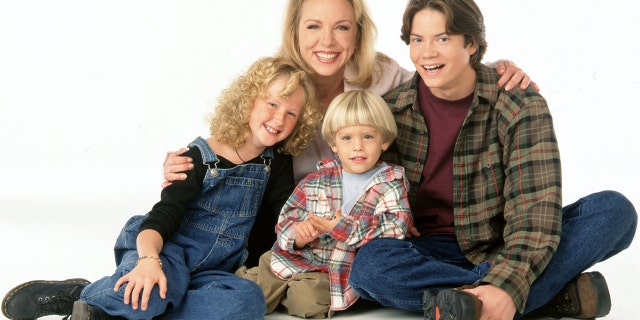 UNITED STATES - FEBRUARY 19: GRACE UNDER FIRE - 1996 Gallery - Kaitlin Cullum, Brett Butler, Dylan/Cole Sprouse, Sam Horrigan.