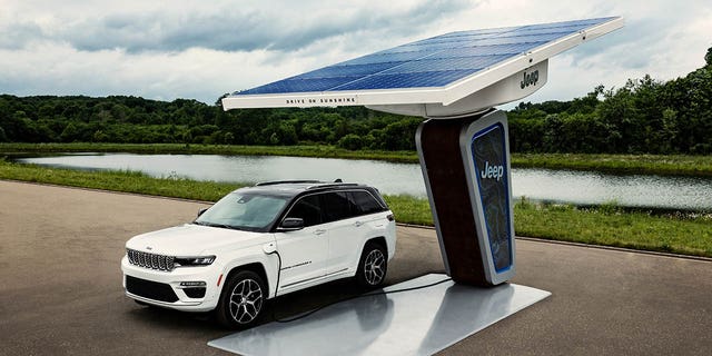 The plug-in hybrid Grand Cherokee 4xe has already been revealed in this image.