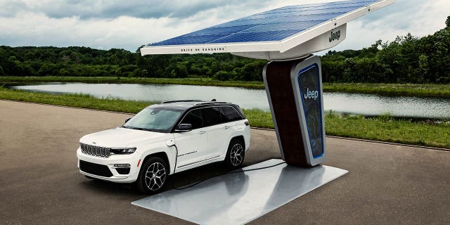 The plug-in hybrid Grand Cherokee 4xe has already been revealed in this image.
