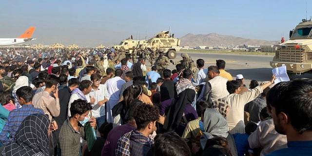 미군 병사들이 카불 국제공항 주변을 경계하고 있다., 아프가니스탄, 월요일, 8월. 16, 2021. 월요일에, 미국. military and officials focus was on Kabul’s airport, where thousands of Afghans trapped by the sudden Taliban takeover rushed the tarmac and clung to U.S. military planes deployed to fly out staffers of the U.S. Embassy, which shut down Sunday, 다른 사람. 
