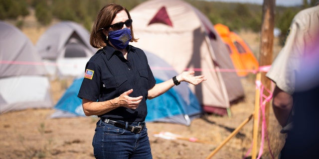 Oregon Gov. Kate Brown visits the Bly Fire Camp on the southern edge of the Bootleg Fire in Klamath County, Oregon, Woensdag, Junie 28, 2021.