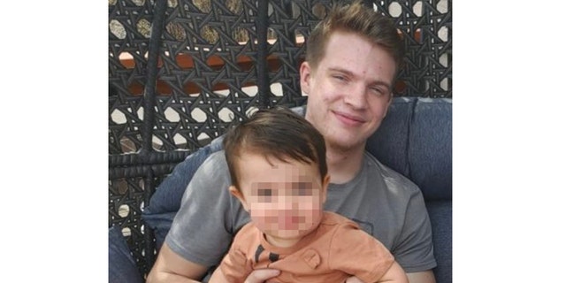 Dustin Wakefield, 21, en seun. The Colorado resident shielded the child from a gunman before he was killed while dining at an outdoor restaurant in Miami Beach, his family  said. 