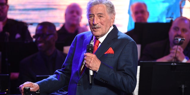 Tony Bennett actúa en la ceremonia de apertura del Museo de la Estatua de la Libertad el 15 de mayo de 2019 en la ciudad de Nueva York.  Bennett ha cancelado las fechas de su gira en el otoño y el invierno de 2021. El legendario cantante se retira de los conciertos en Nueva York, Maryland, Connecticut, Arizona, Oklahoma y Canadá.