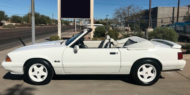 Ford vyrobil v roce 1993 pouze 1 500 bílých tříkolových Mustangů.