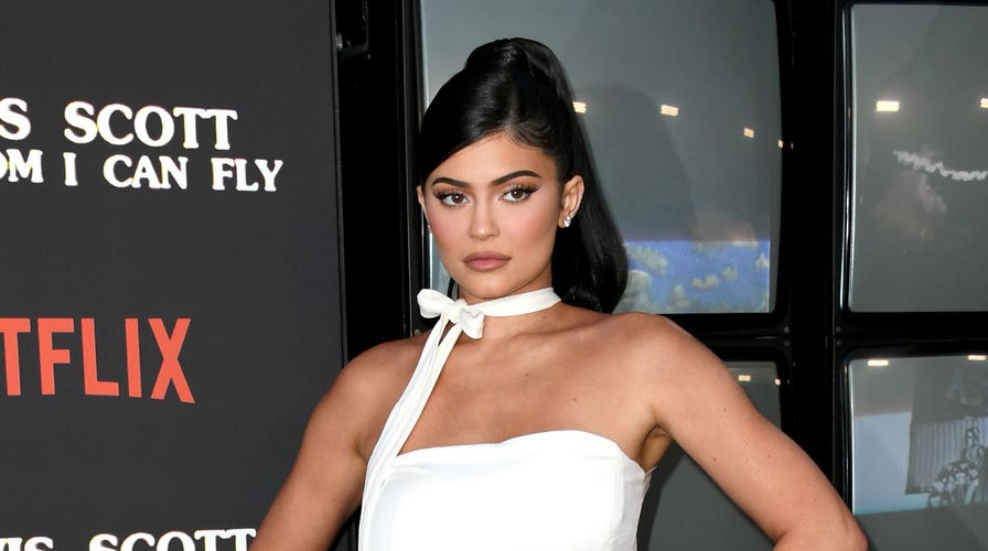 Kylie Jenner는 Kylie Cosmetics가 안전 프로토콜을 우회한다는 비난을 비난합니다.: 'Shame on you'