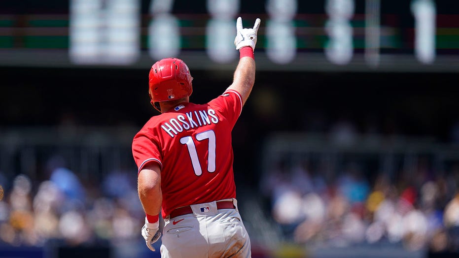 Hoskins hits 2 HRs in return, Phils beat slumping Padres 7-4