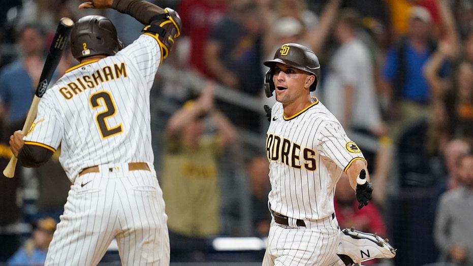 Wild Pitch In 10th Inning Sends Padres Past Phillies 4 3 Fox News