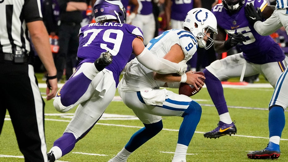 Eason, Colts eke past Vikings 12-10; offenses need more work