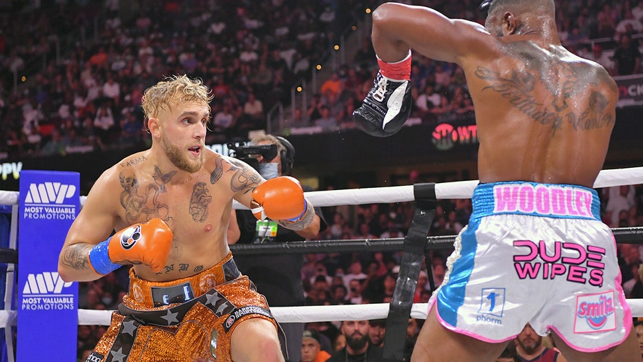 Jake Paul, Tyron Woodley take issue with judges’ scorecards during bout