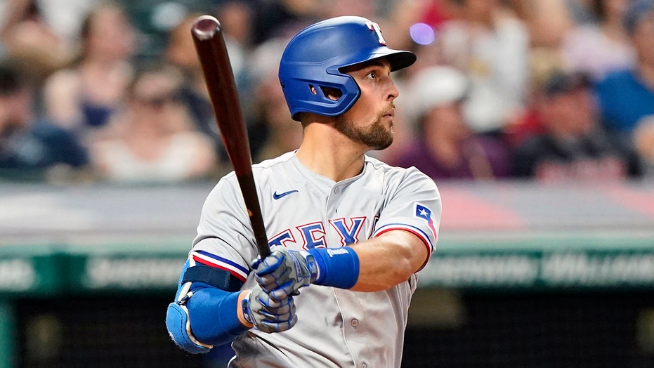 Lowe’s homer, 5 hits, 3 RBIs lead Rangers past Indians 7-3