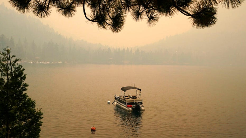 煙がタホ湖を窒息させると、カリフォルニアはコミュニティに接近して発砲します