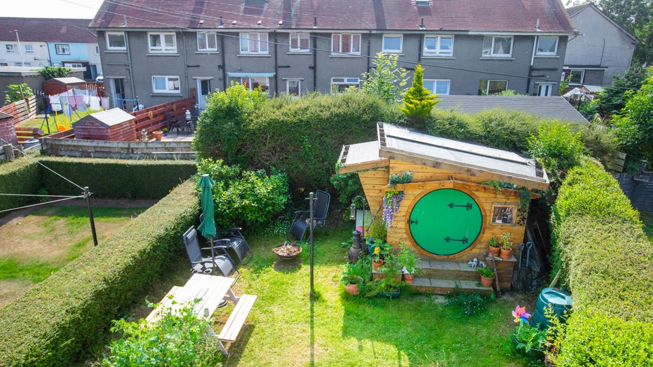 Man builds his own 'hobbit house' workshop in his backyard | Fox News