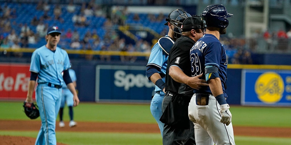 Rays' Kevin Kiermaier assists in pregame wedding proposal