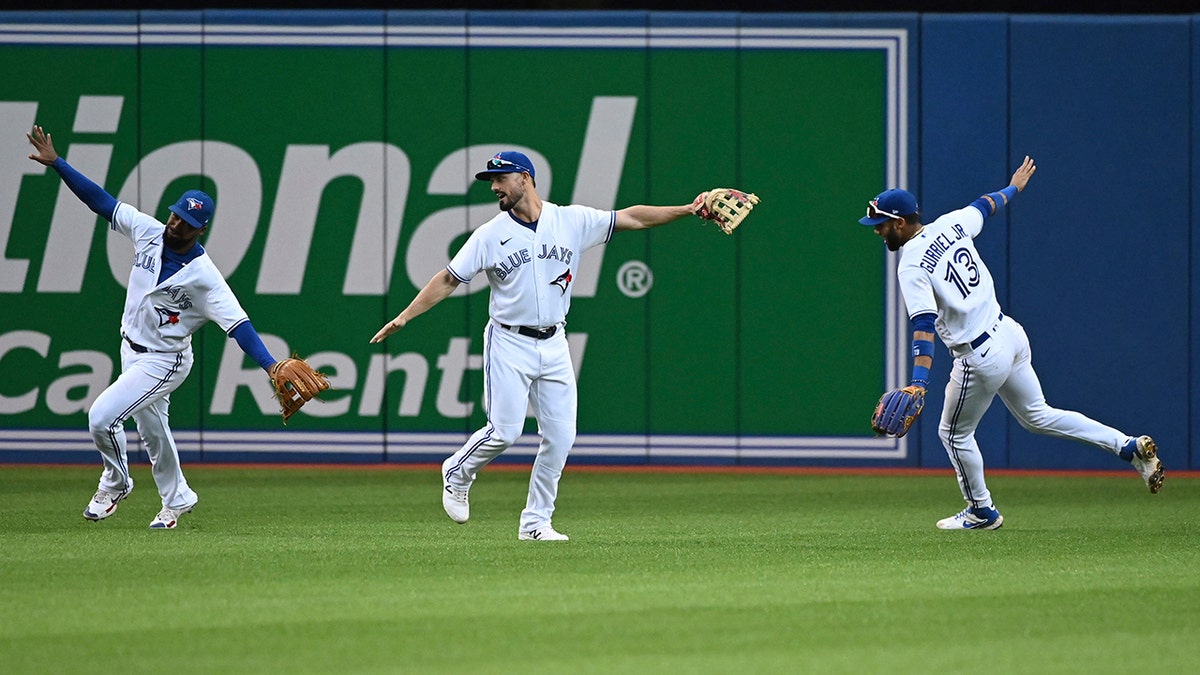 Blue Jays claim Jake Lamb off waivers from White Sox