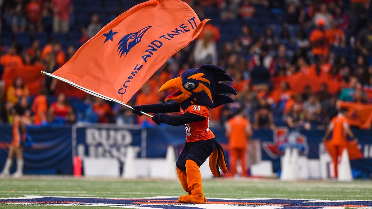 UTSA Roadrunners mascot, Rowdy the Roadrunner, performs during the game between the Louisiana Tech Bulldogs and UTSA Roadrunners on October 13, 2018 at the Alamodome in San Antonio, TX. (Photo by Daniel Dunn/Icon Sportswire via Getty Images)