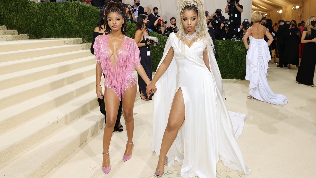 Halle Bailey and her sister