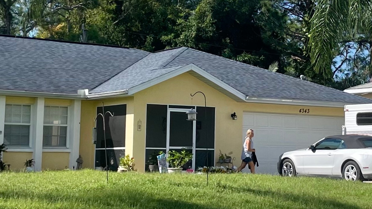 Woman delivers box to Laundrie home (Fox News' Audrey Conklin)