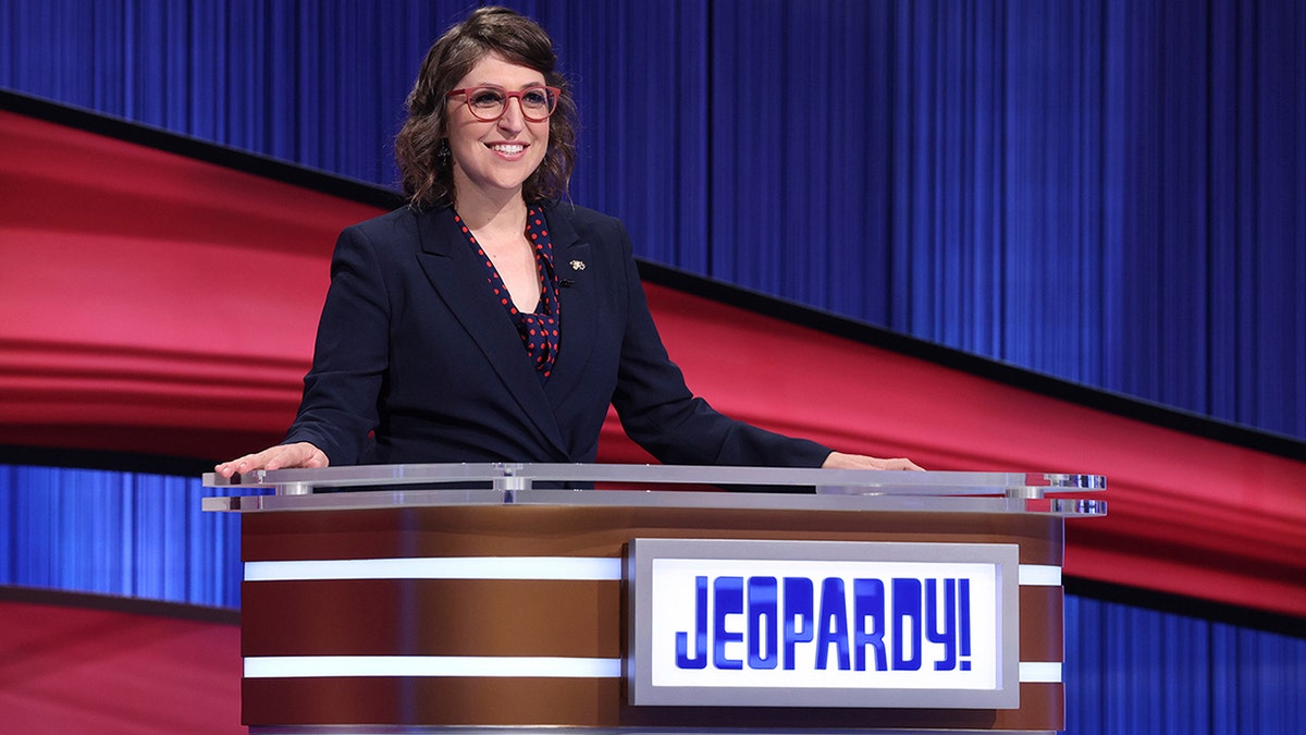 Mayam Bialik hosting jeopardy