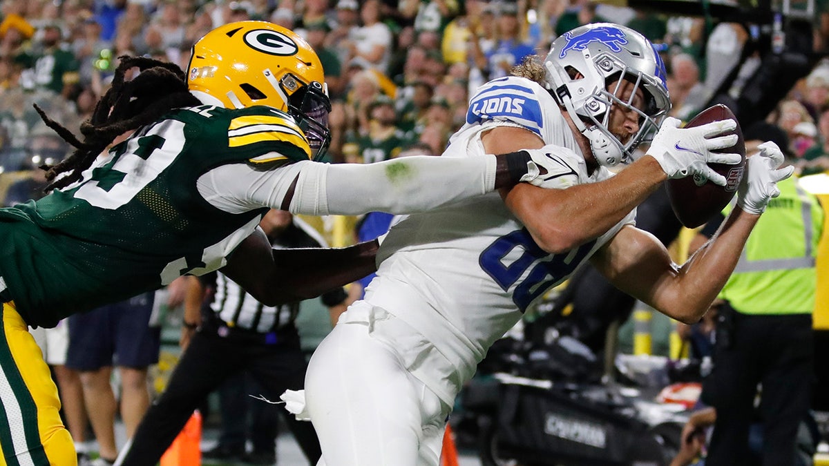 Detroit Lions' T.J. Hockenson catches a touchdown pass in front of Green Bay Packers' De'Vondre Campbell during the first half of an NFL football game Monday, Sept. 20, 2021, in Green Bay, Wis.