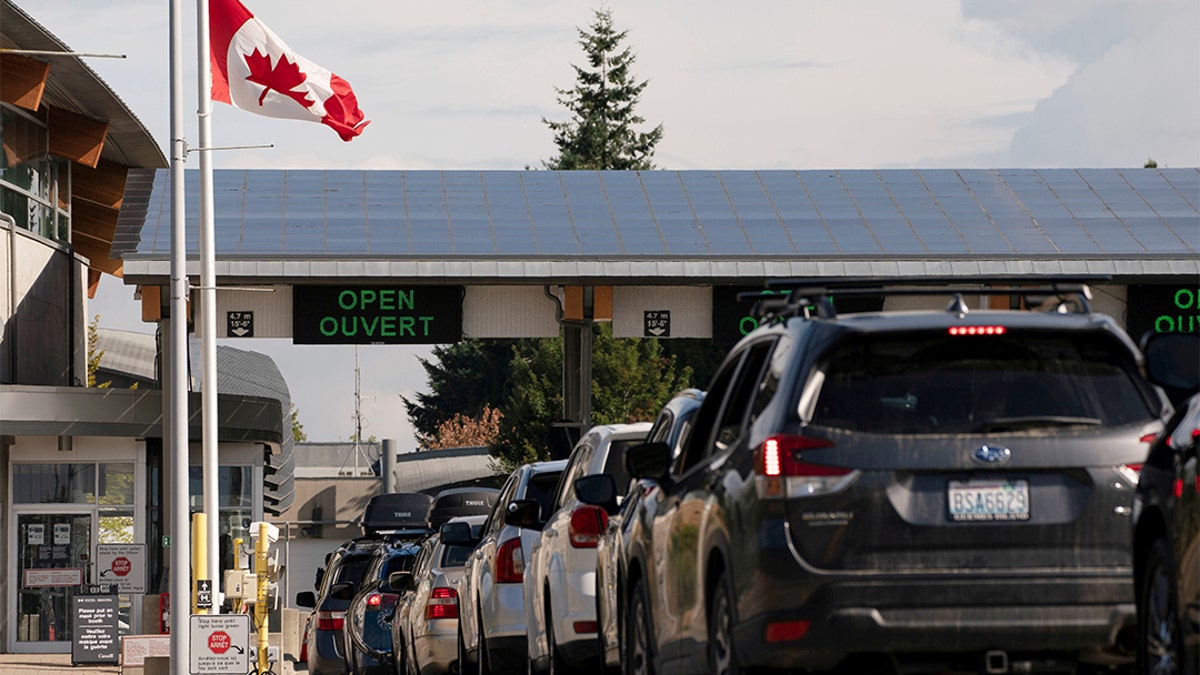 Personas cruzan la frontera entre EE.UU. y Canadá en Blaine, Washington, el 9 de agosto de 2021.