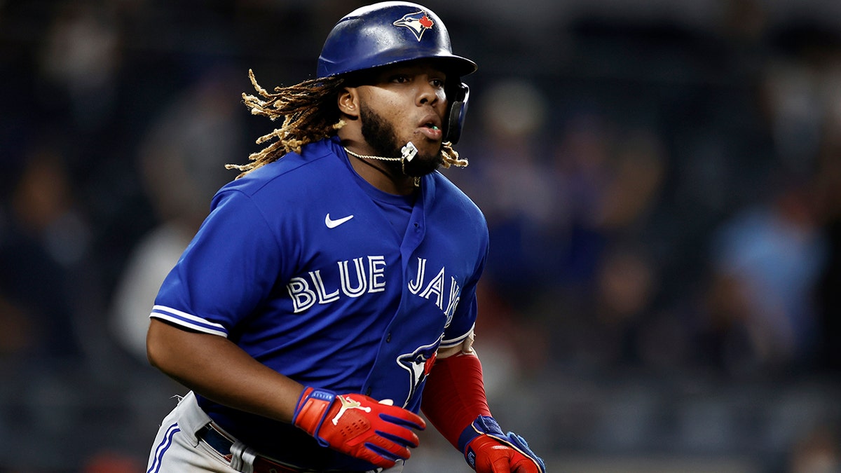 Vladimir Jr., de los Toronto Blue Jays, corriendo hacia la primera base tras batear un jonrón