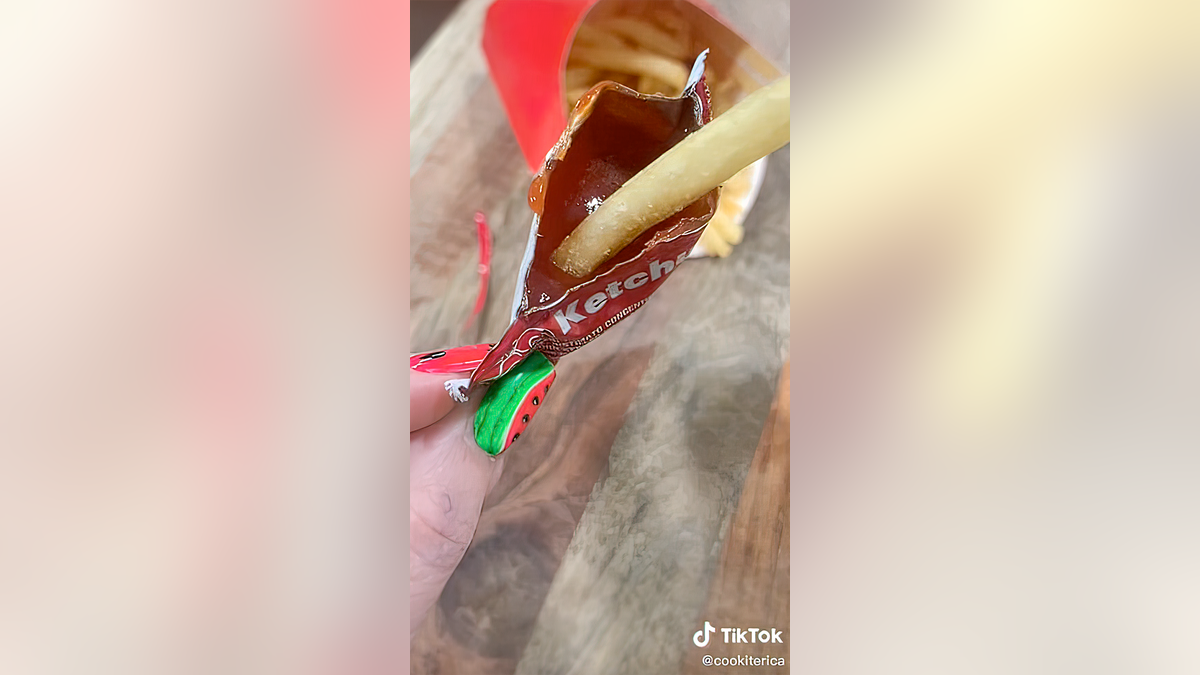 Mom's viral, mess-free ketchup packet hack solves eating French fries on the go