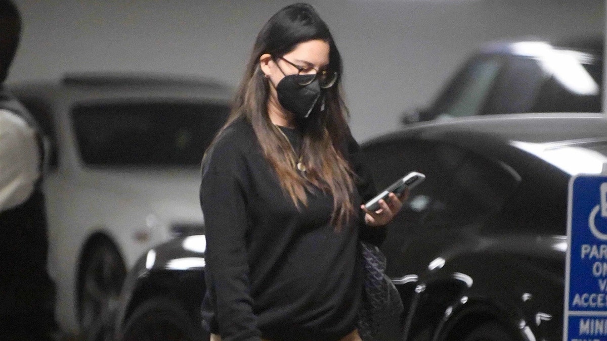 Pregnant Olivia Munn was spotted running errands in Beverly Hills.?