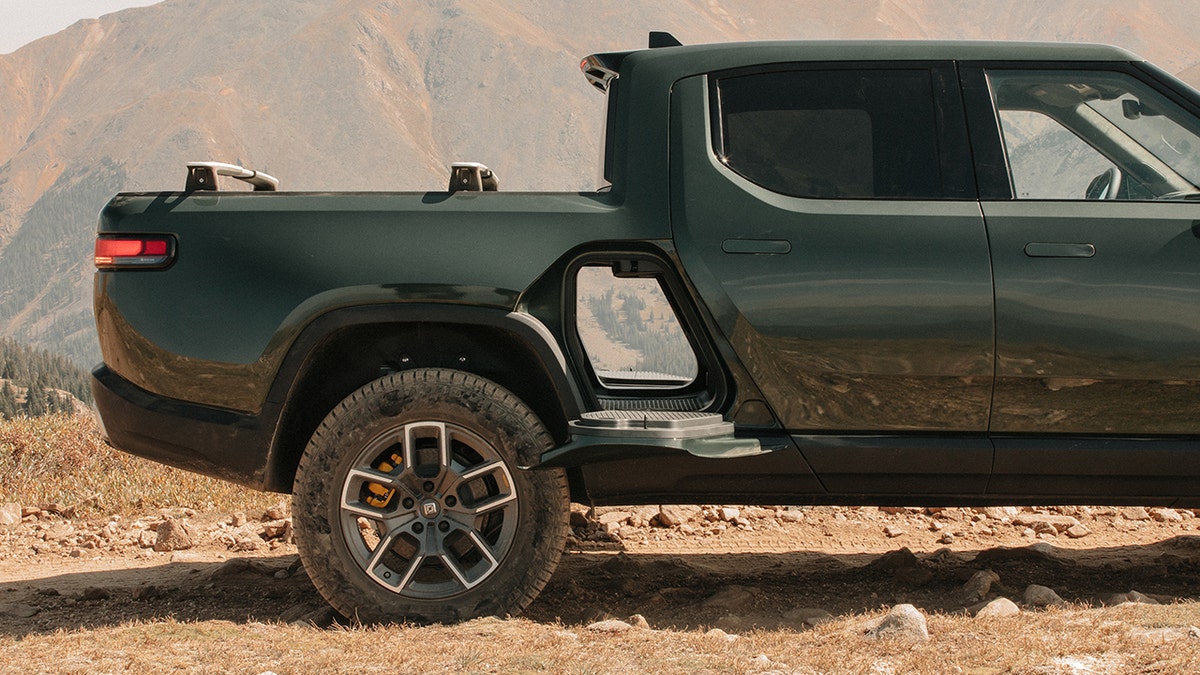 Rivian pickup online truck