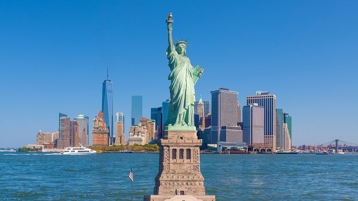 Patung Liberty menghadap Pelabuhan New York