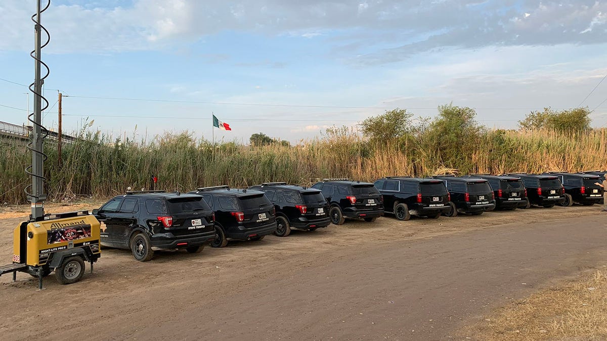 Sept. 21, 2021: A wall of Texas DPS vehicles blocks migrants from entering the U.S. (Texas DPS)