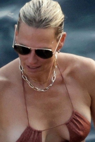 Molly Sims stuns in string bikini